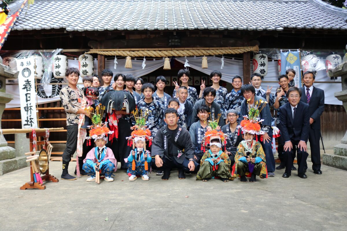 2024年 多度津町山階・春日神社 秋季例大祭 拝殿前 記念 集合写真 上小原獅子組