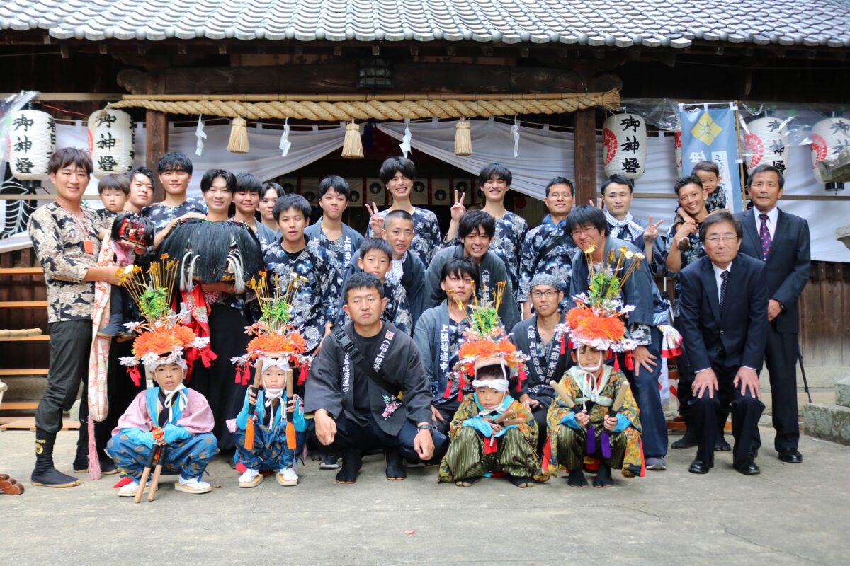 2024年 多度津町山階・春日神社 秋季例大祭 拝殿前 記念 集合写真 上小原獅子組