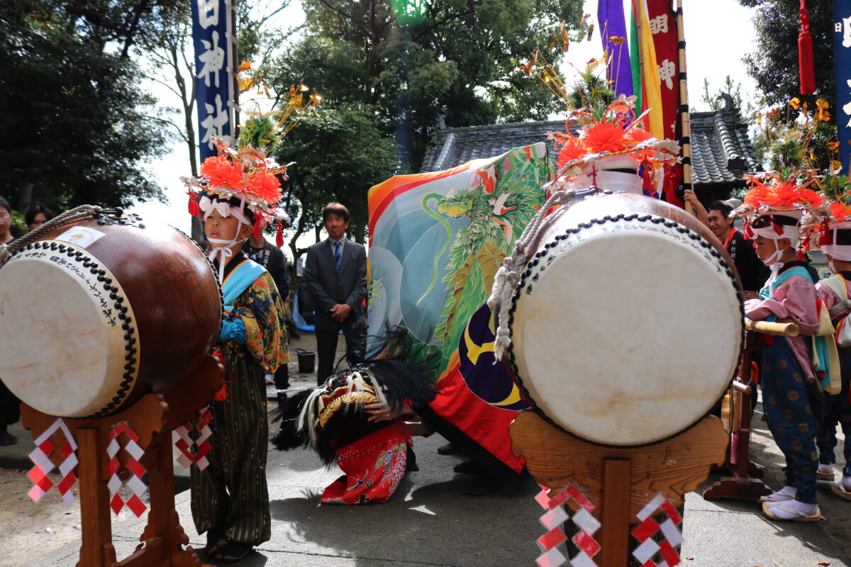 2025年 多度津町山階・春日神社 秋季例大祭 拝殿前 上小原獅子組