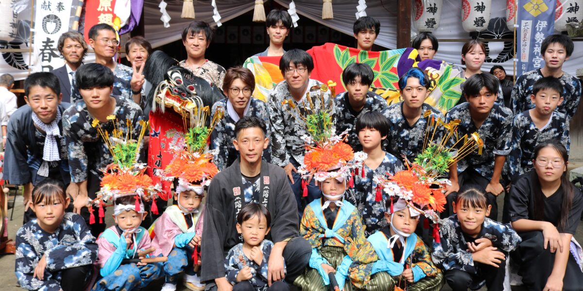 2025年 多度津町山階・春日神社 秋季例大祭 拝殿前 記念 集合写真 上小原獅子組