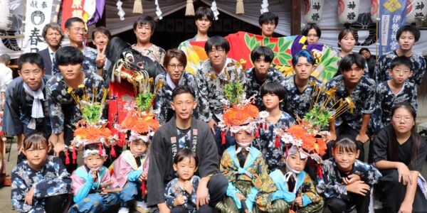 2025年 多度津町山階・春日神社 秋季例大祭 拝殿前 記念 集合写真 上小原獅子組