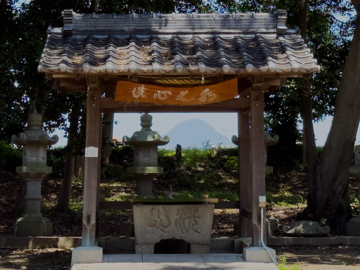 多度津町山階・春日神社 手水舎 飯野山