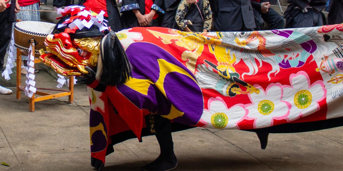 多度津町山階・春日神社 秋季例大祭 拝殿前 獅子頭と油単 本村獅子組