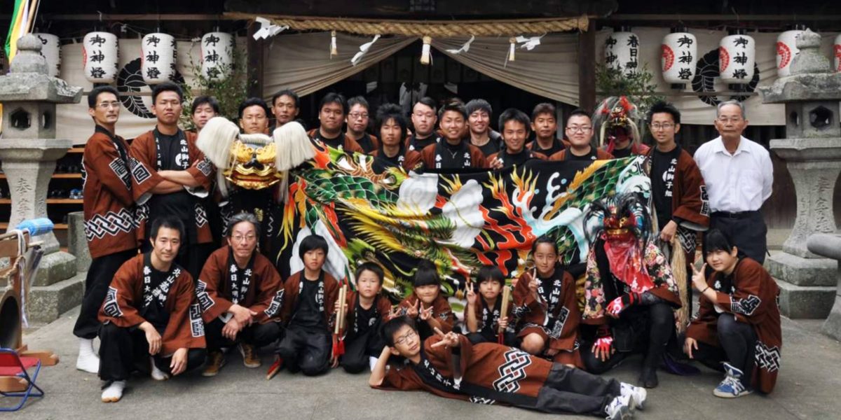 多度津町山階・春日神社 秋季例大祭 拝殿前 集合写真 北山獅子組