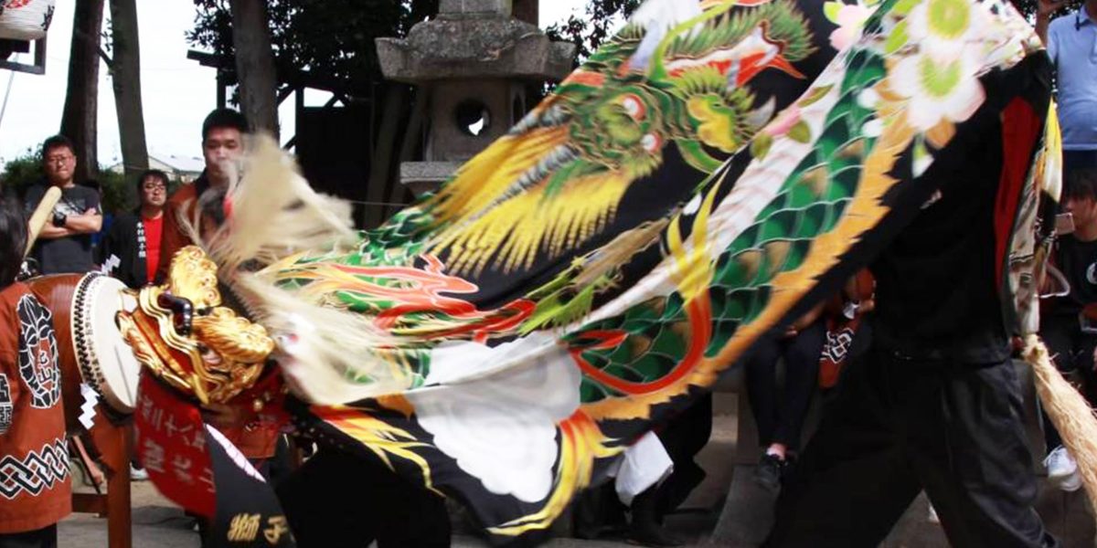 多度津町山階・春日神社 秋季例大祭 拝殿前 獅子頭と油単 北山獅子組