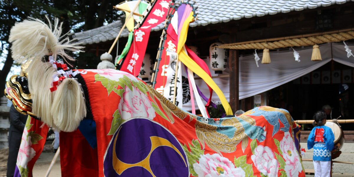 多度津町山階・春日神社 秋季例大祭 拝殿前 獅子頭と油単 西村岡獅子組