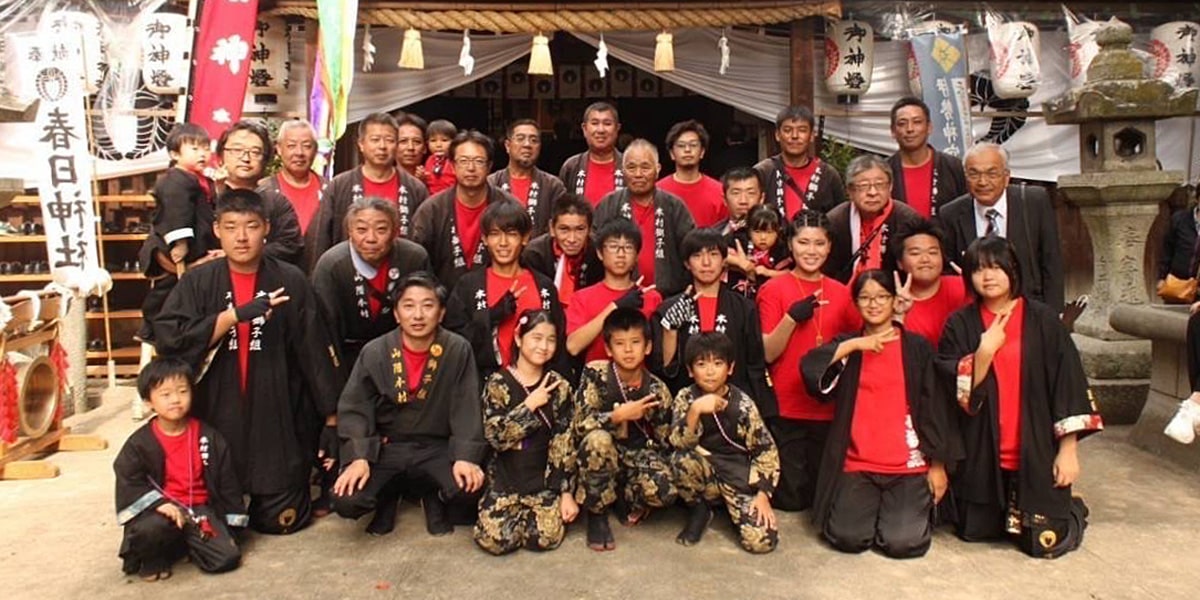 2024年 多度津町山階・春日神社 秋季例大祭 拝殿前 記念 集合写真 本村獅子組