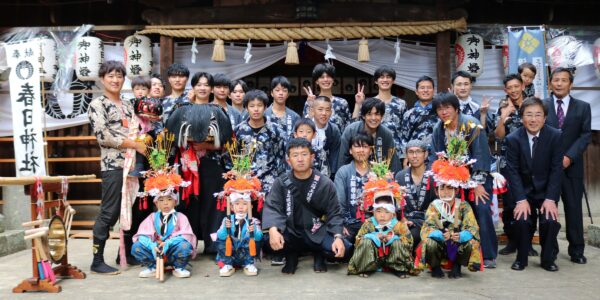 2024年 多度津町山階・春日神社 秋季例大祭 拝殿前 記念 集合写真 上小原獅子組