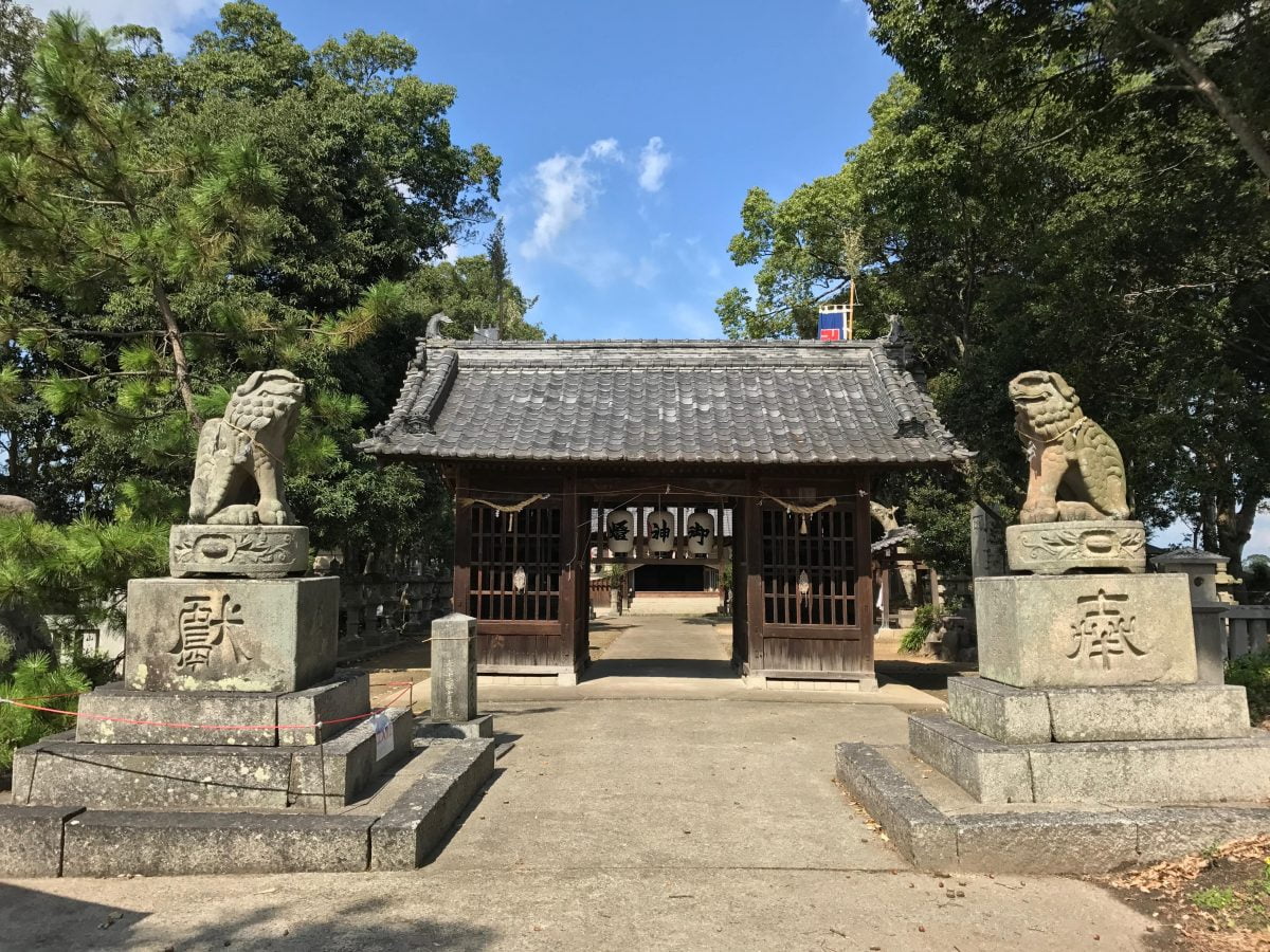 多度津町山階・春日神社 昔の狛犬