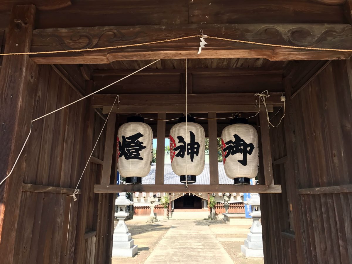 多度津町山階・春日神社 随神門 提灯