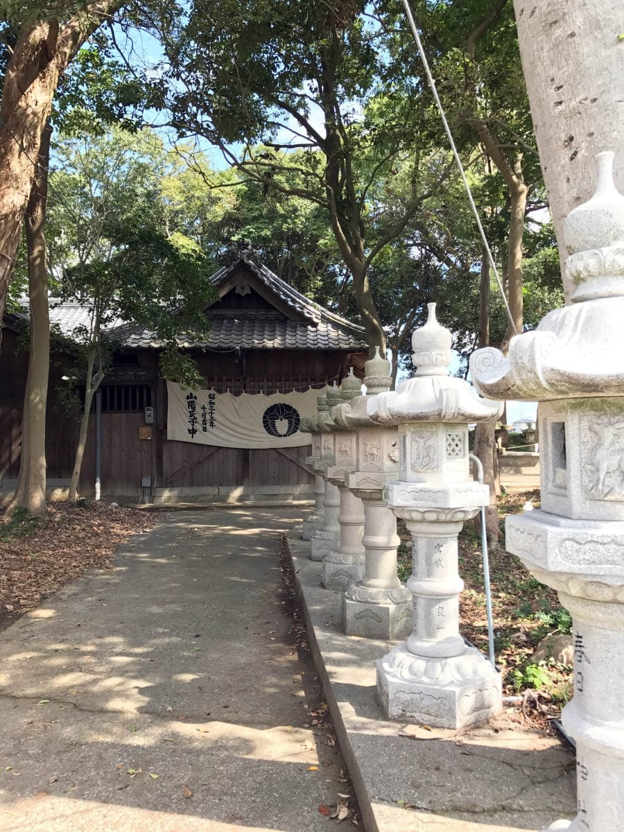 多度津町山階・春日神社 春日燈籠 社殿