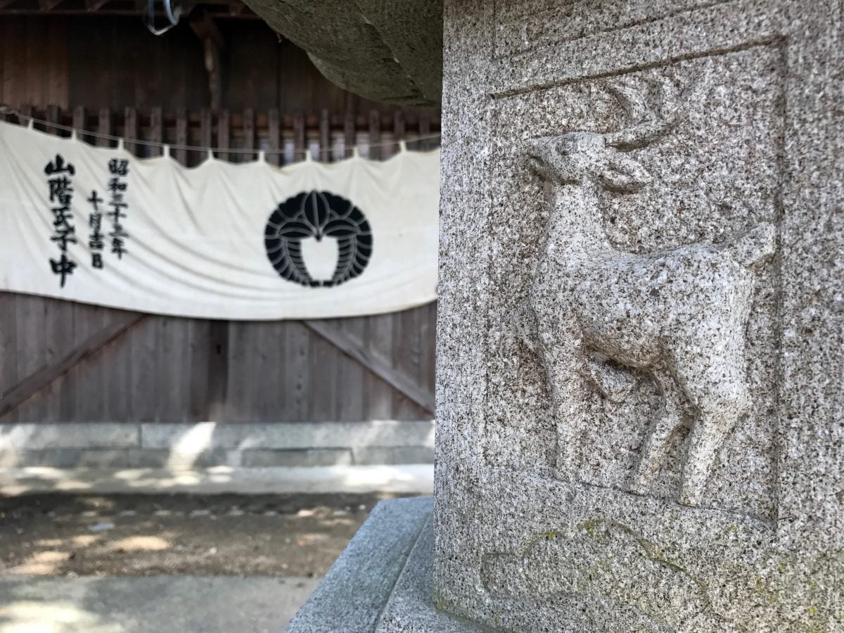多度津町山階・春日神社 春日燈籠 神社幕