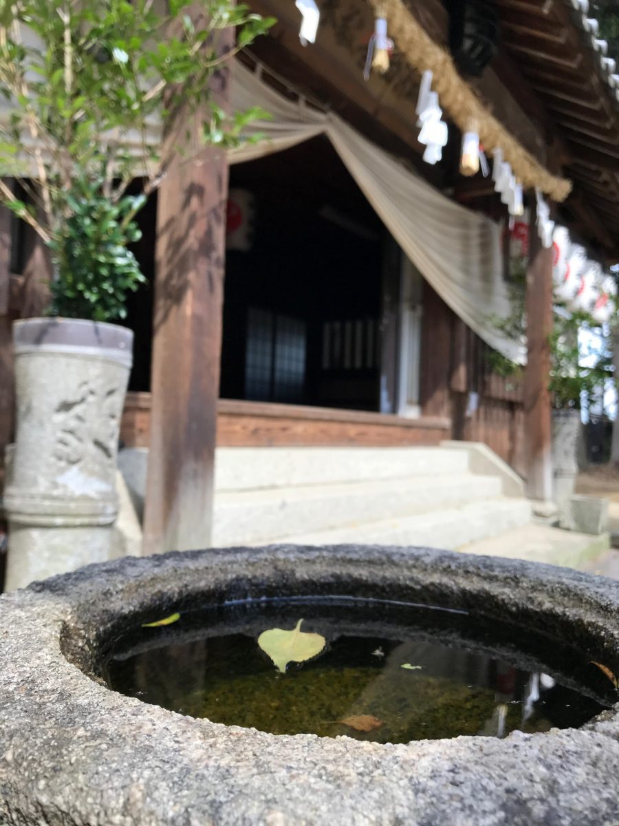 多度津町山階・春日神社 拝殿 手水鉢