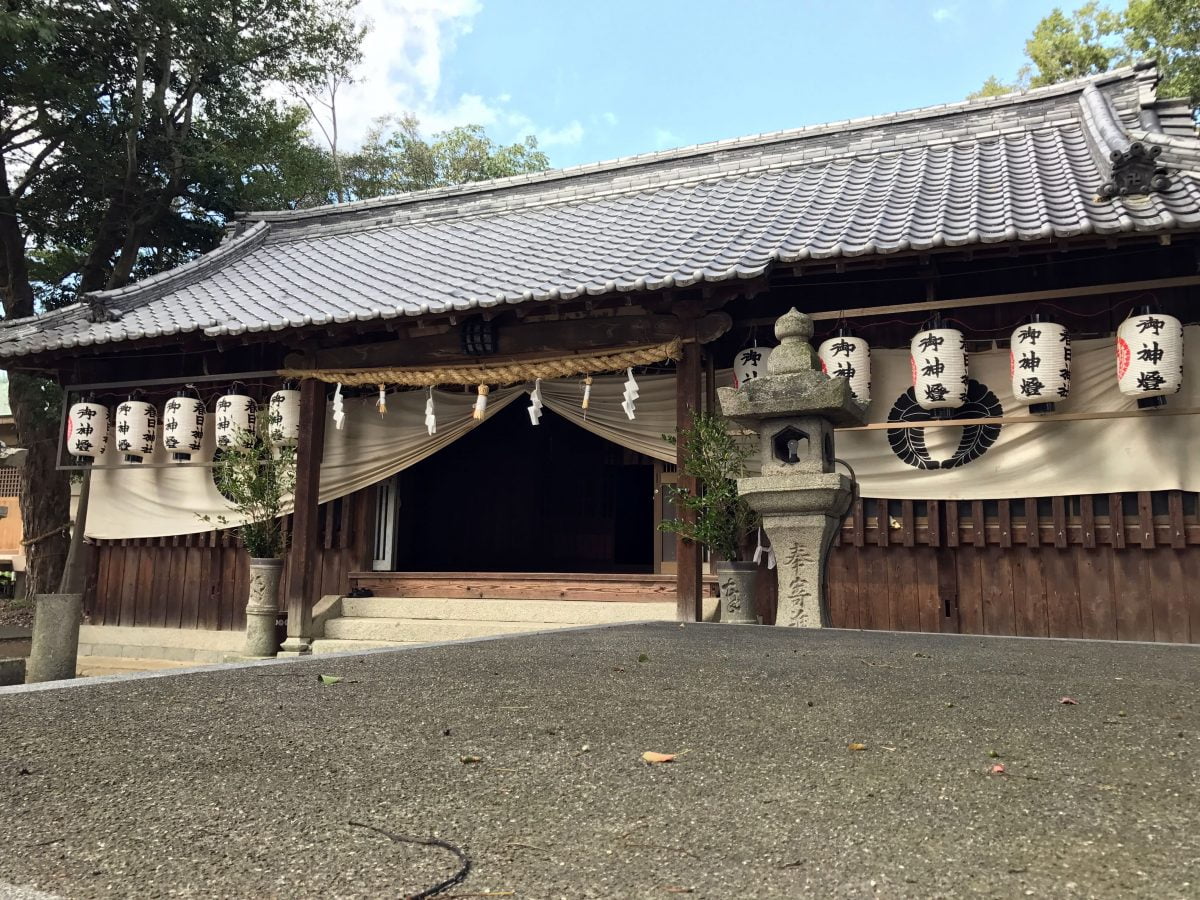 多度津町山階・春日神社 拝殿 神楽台