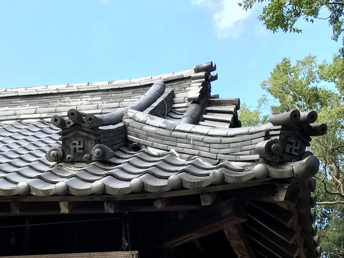 多度津町山階・春日神社 拝殿 瓦