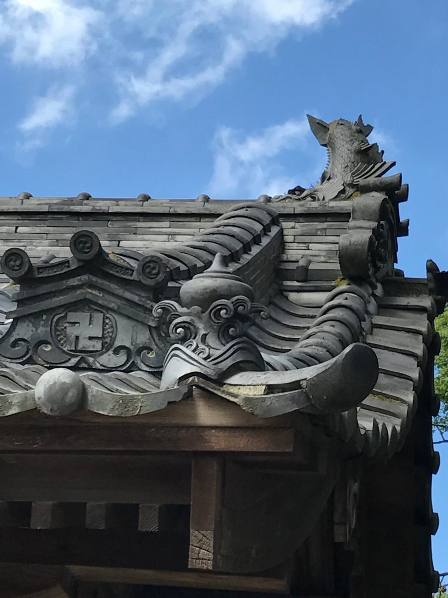 多度津町山階・春日神社 随神門 瓦