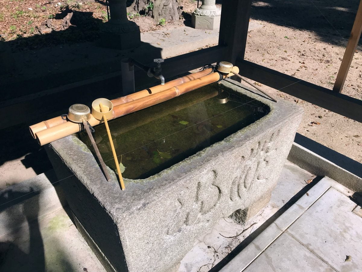 多度津町山階・春日神社 手水舎 水盤