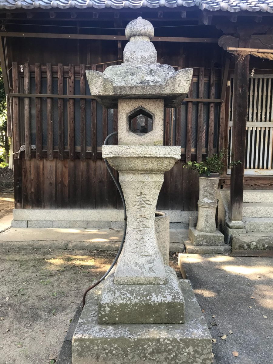 多度津町山階・春日神社 神前燈籠