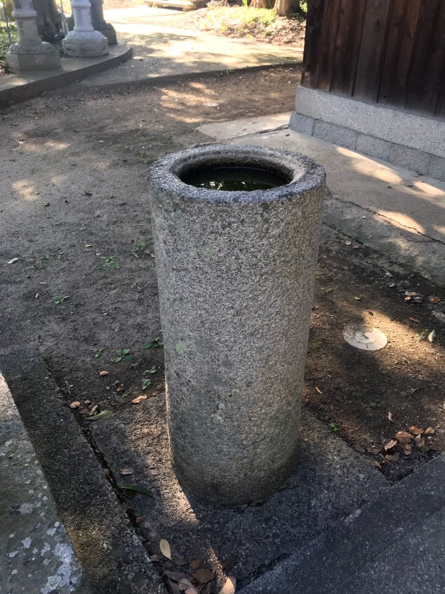 多度津町山階・春日神社 手水鉢