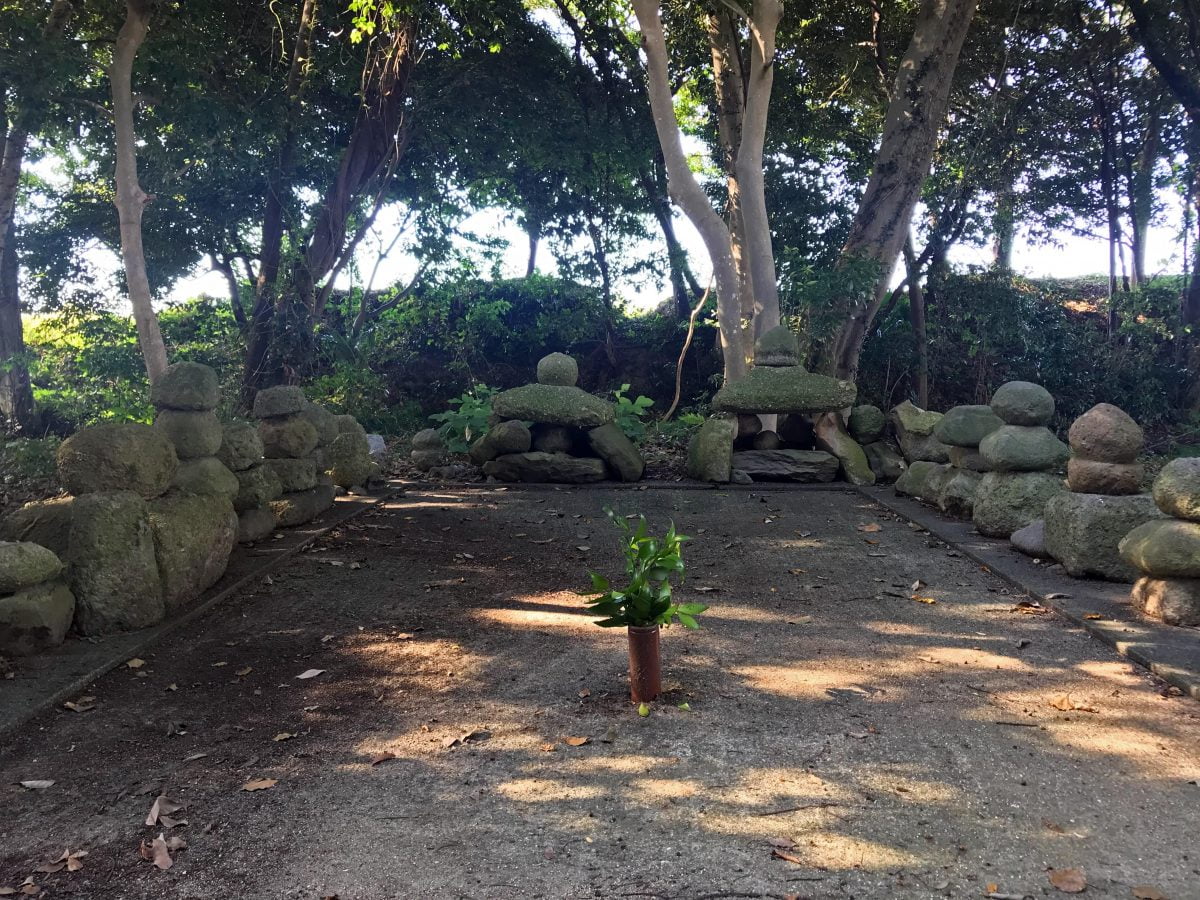多度津町山階・春日神社 積石