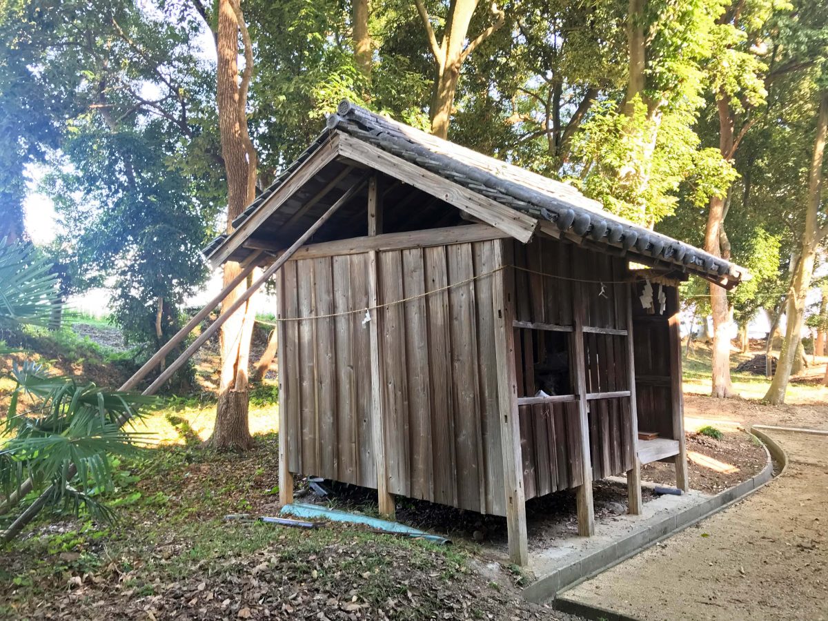 多度津町山階・春日神社 昔の古札納所