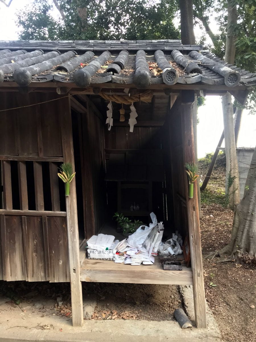 多度津町山階・春日神社 昔の古札納所