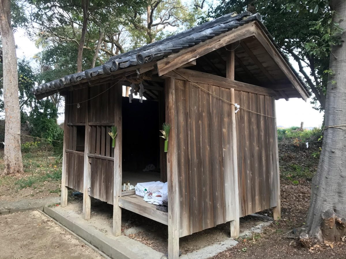 多度津町山階・春日神社 昔の古札納所