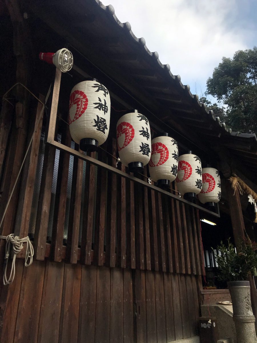 多度津町山階・春日神社 拝殿 提灯