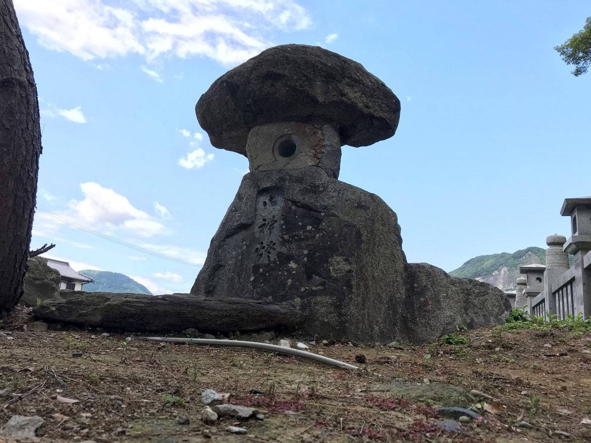 多度津町山階・春日神社 石燈籠
