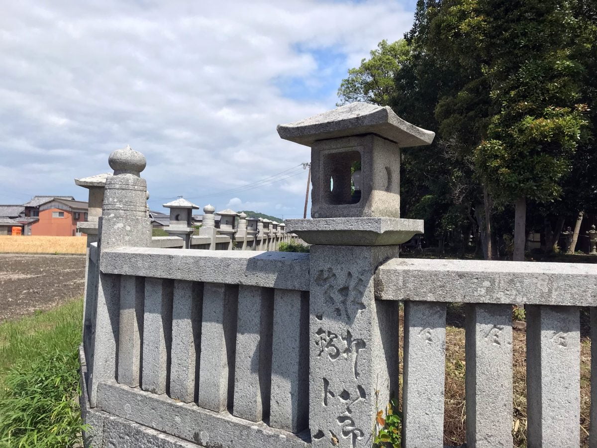 多度津町山階・春日神社 玉垣 燈籠