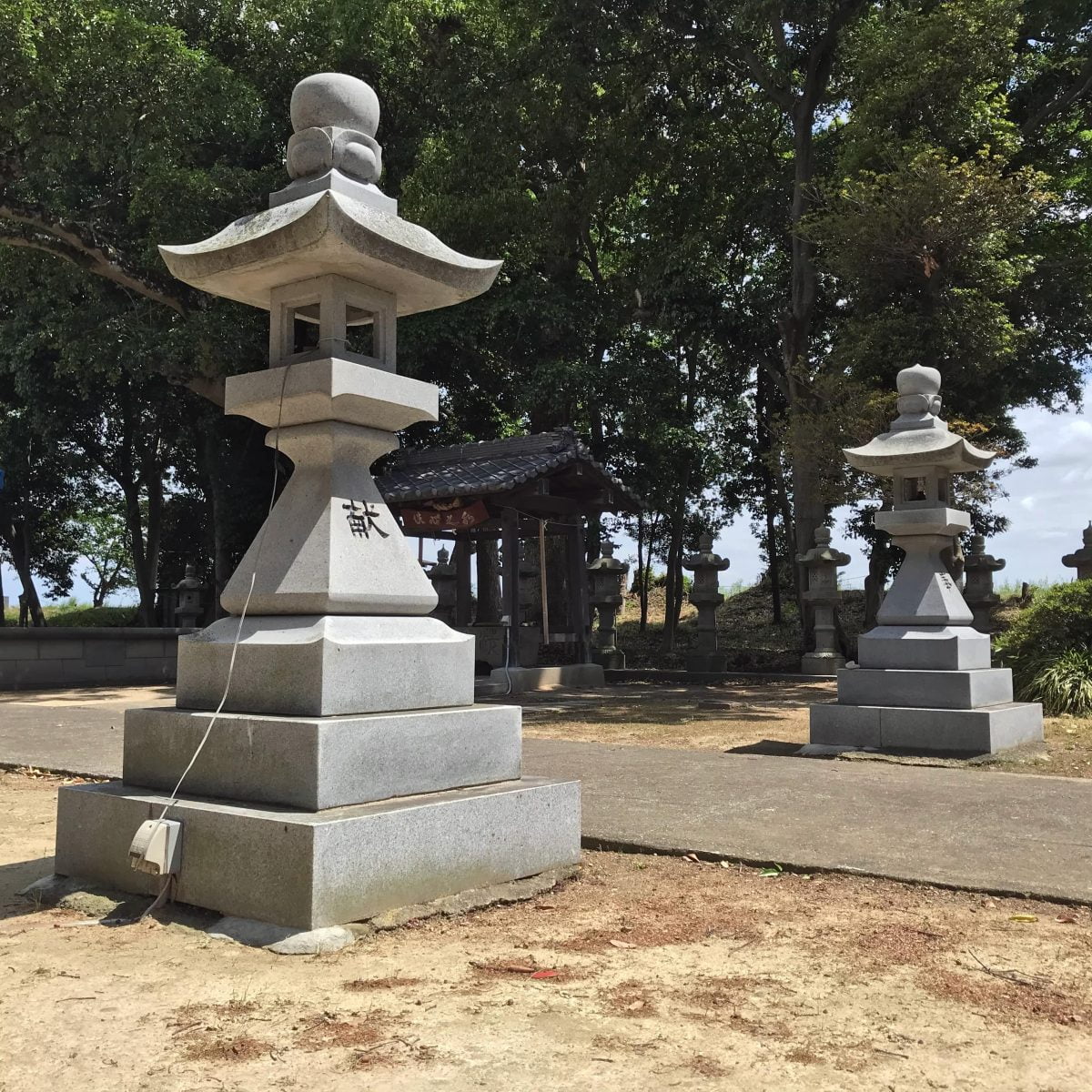 多度津町山階・春日神社 神前燈籠