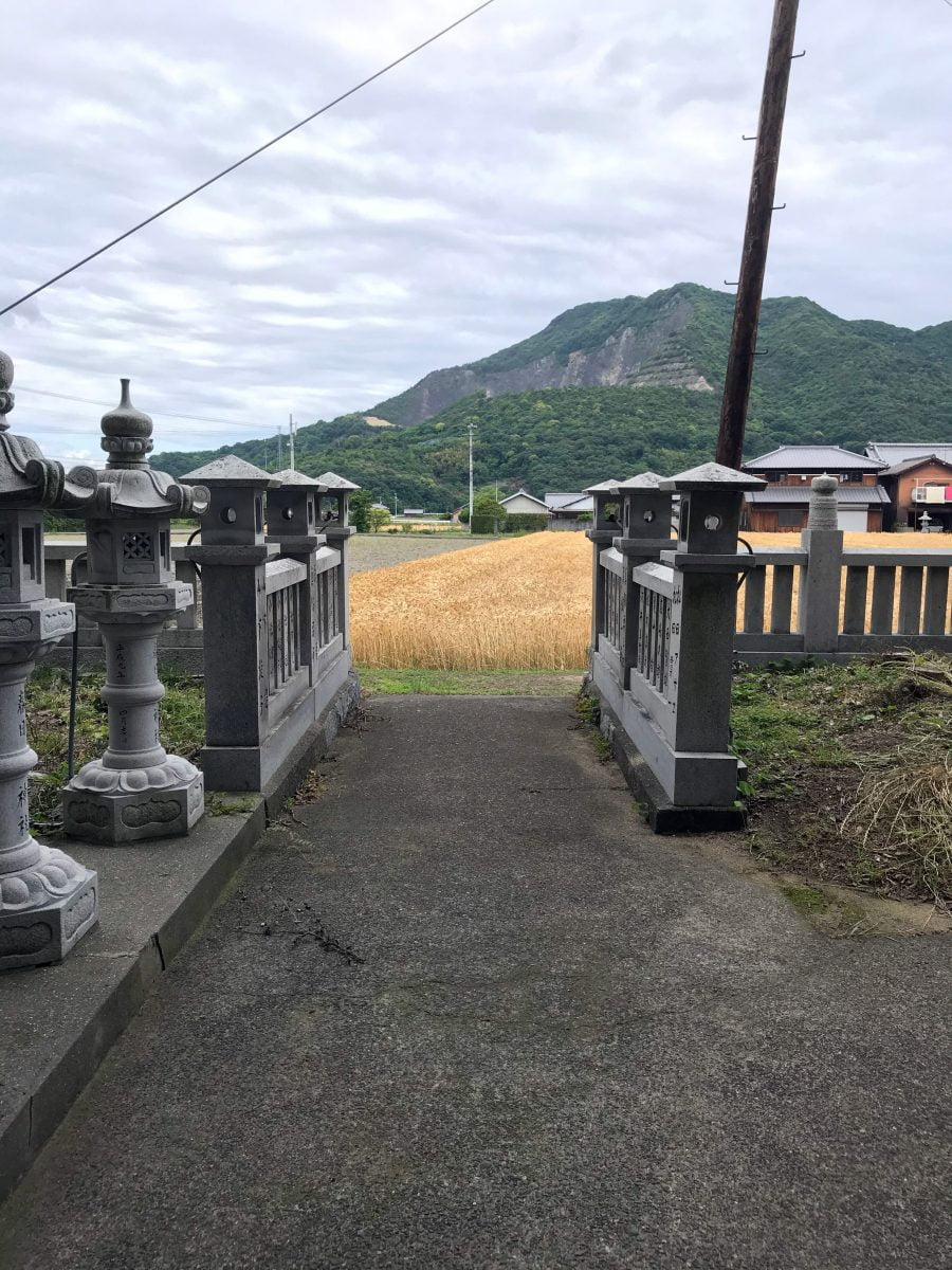 多度津町山階・春日神社 裏門 玉垣