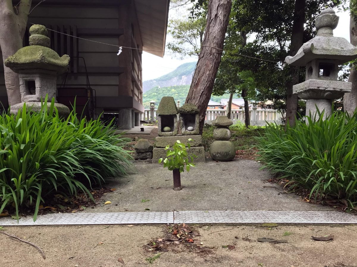 多度津町山階・春日神社 祠