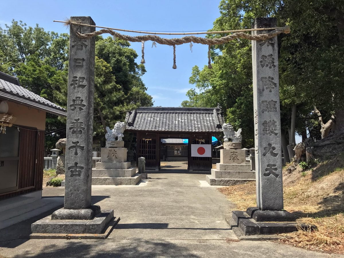 多度津町山階・春日神社 注連柱