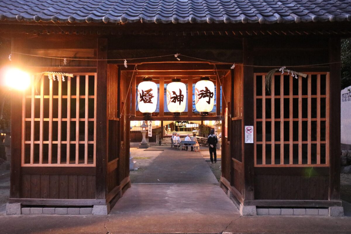 多度津町山階・春日神社 秋季例大祭 宵祭り 随神門