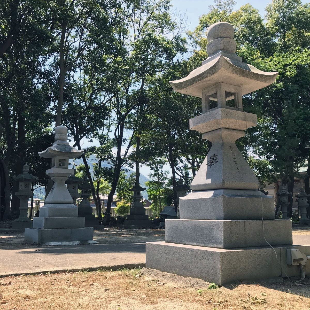 多度津町山階・春日神社 神前燈籠