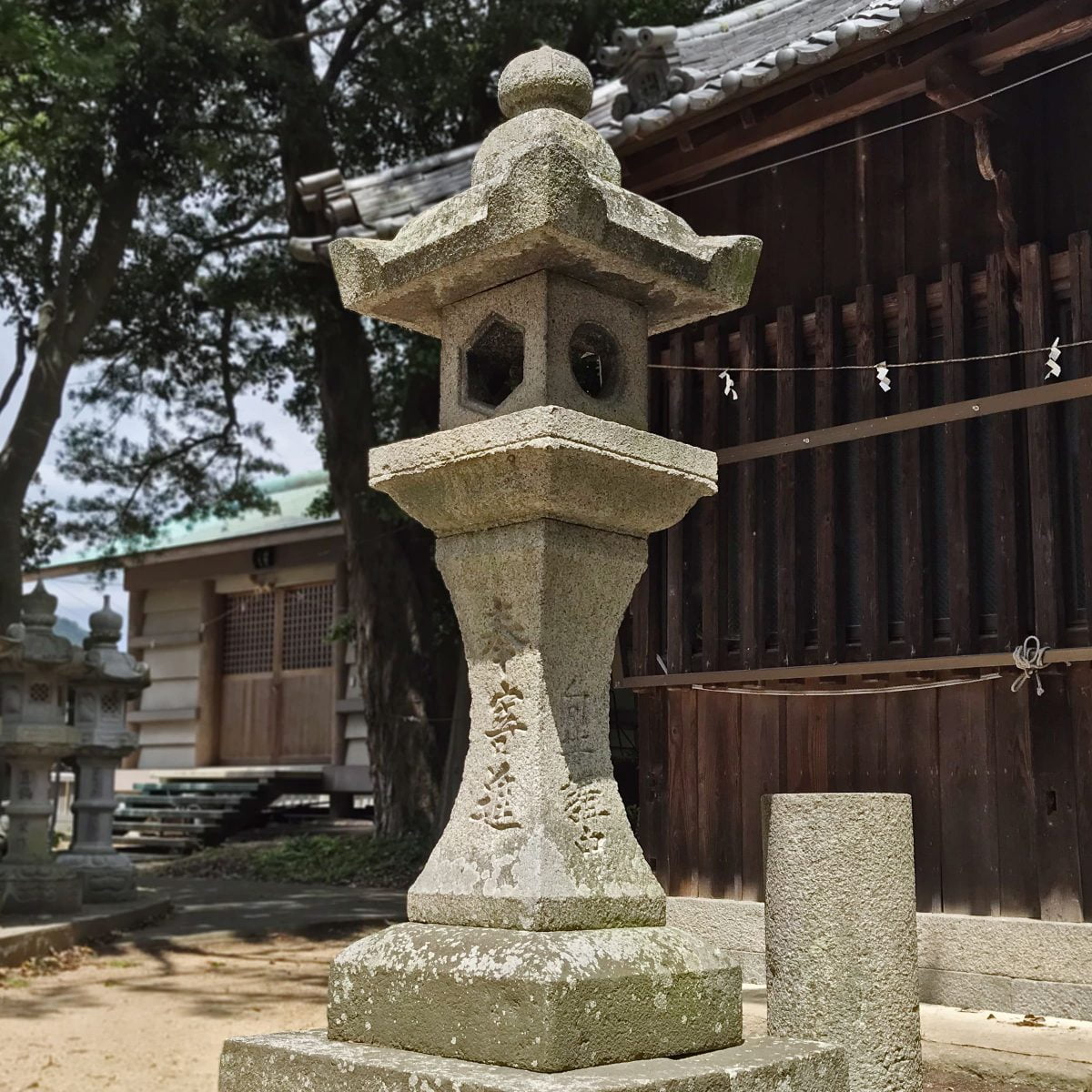 多度津町山階・春日神社 神前燈籠