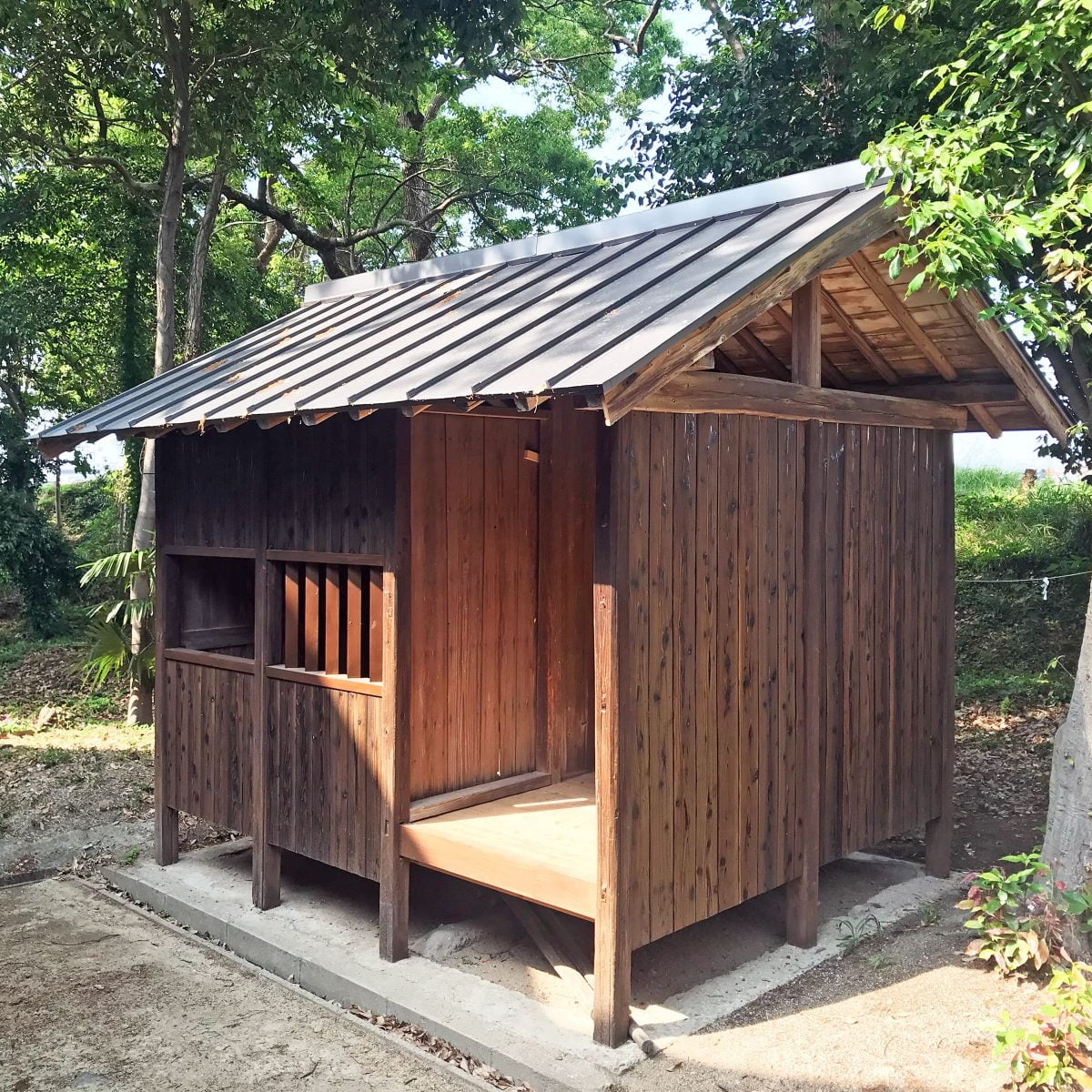 多度津町山階・春日神社 古札納所
