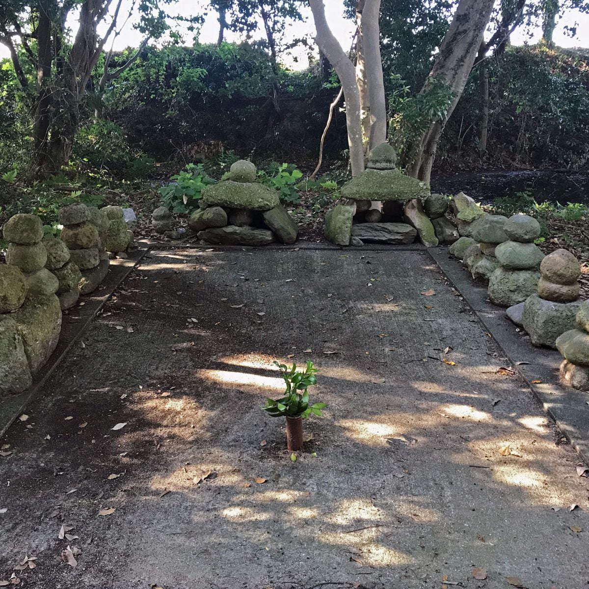 多度津町山階・春日神社 積石