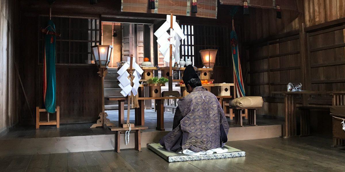 春日神社拝殿内での神事の様子